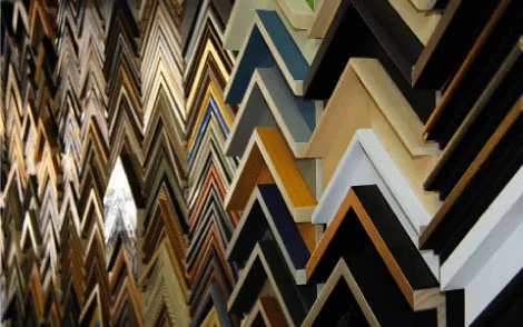 Wand met honderden lijstprofielen in de winkel aan de Ceintuurbaan